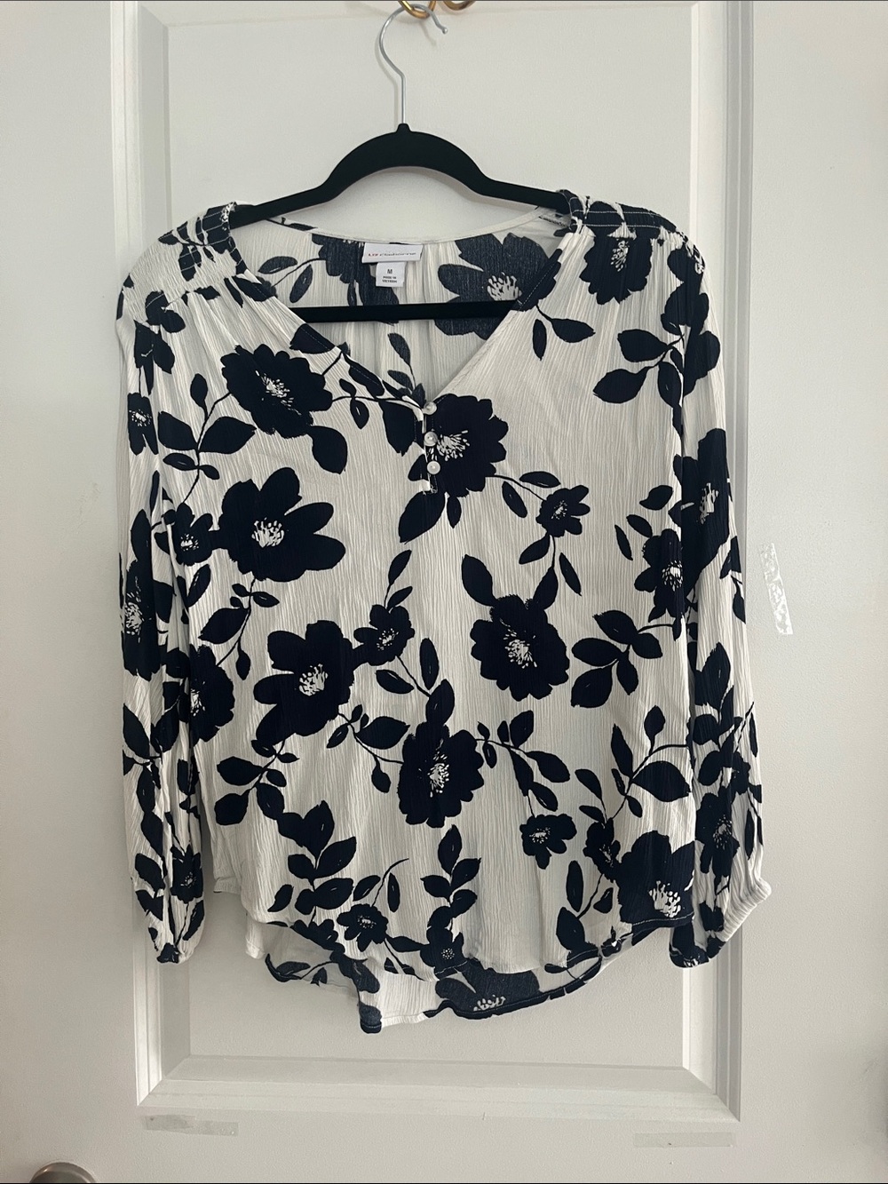 Liz Claiborne Black and White Floral V-Neck Long Sleeve Blouse